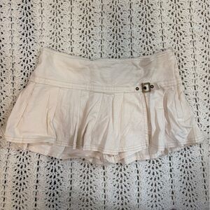 BDG - Urban Outfitters - Cream Pleated Mini skort with Buckle